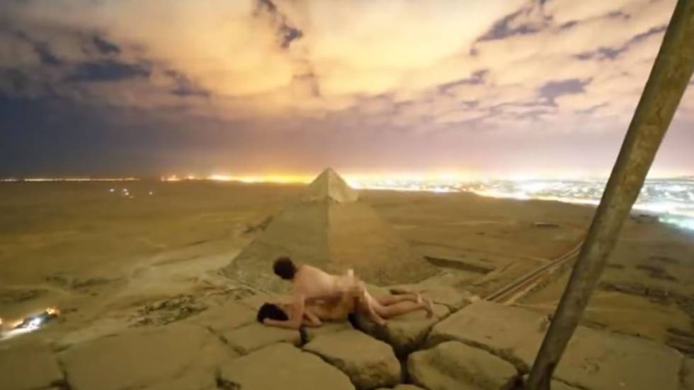 Una pareja desnuda en lo alto de una de las pirámides de Giza desata el escándalo en Egipto (video)