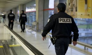 Dos personas con armas falsas desataron una ola de pánico en aeropuerto de París