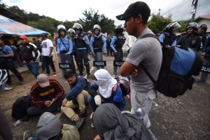 Caravana de más de un centenar de hondureños parte hacia EEUU