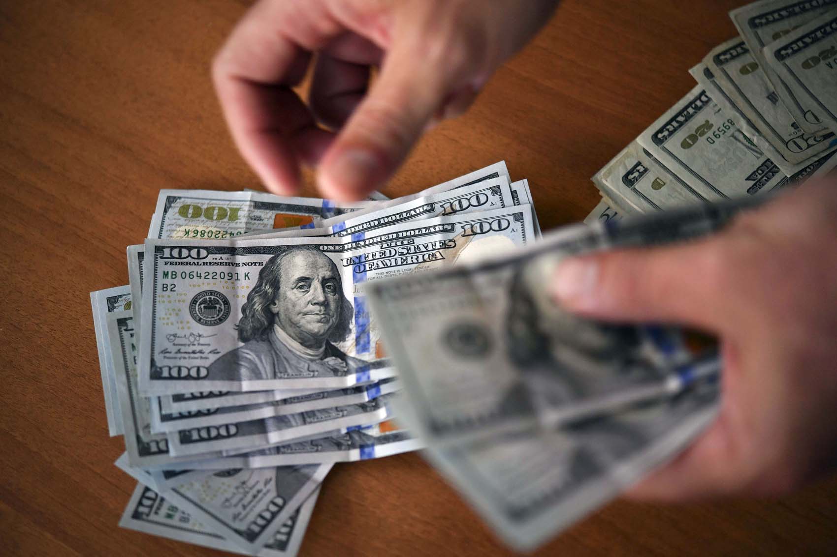En 6.650 bolívares cierra la máxima cotización del dólar en mesas de cambio en mayo