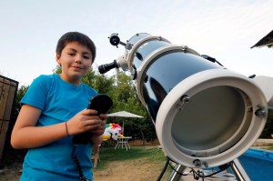 Niño chileno enseña a mirar las estrellas con su telescopio para comprarse un traje espacial (fotos)
