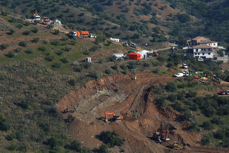 Excavan nuevo túnel para hallar al niño que cayó a un pozo en España