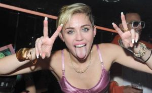 ¡Tremendo porro! Miley Cyrus compartió foto fumando marihuana