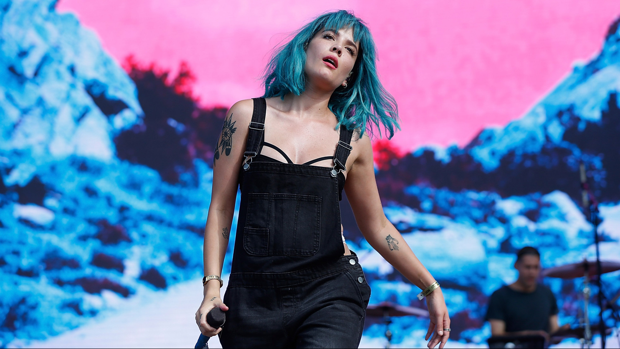 Halsey confiesa que intentó suicidarse