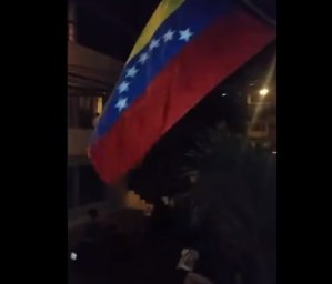Se alza Catia La Mar: Vecinos salen en caravana a protestar contra Maduro (Video)