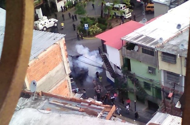 Reprimen con lacrimógenas a vecinos en Cotiza #21Ene (VIDEO)