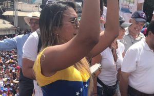 Una esbelta garota enloqueció a los manifestantes en Valencia con su sexy baile (VIDEO)