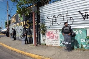 Acostumbrados a reprimir: Policía de Nicaragua despliega equipo antimotín en calles vacías (Fotos)