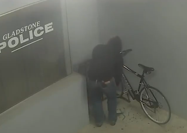 De inteligencia no te vas a morir… Intentó robar una bicicleta de una estación de policía en EEUU (video)
