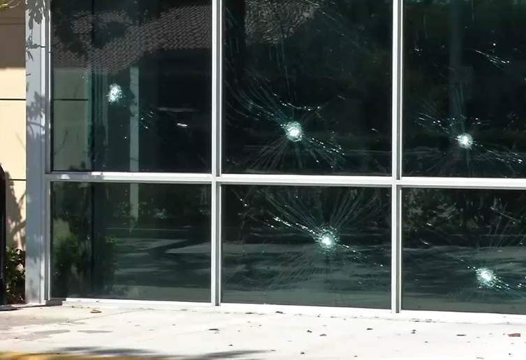 Un venezolano destrozó un banco en Miami por una transacción fallida (video)