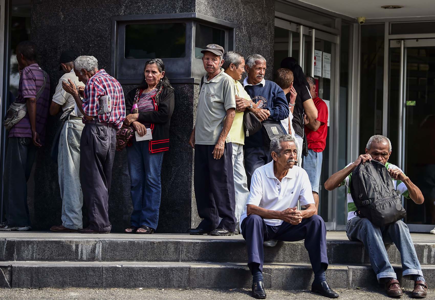 Chavismo anuncia con “bombos y platillos” pago de pensiones, que no cubren las necesidades de los adultos mayores (FOTO)