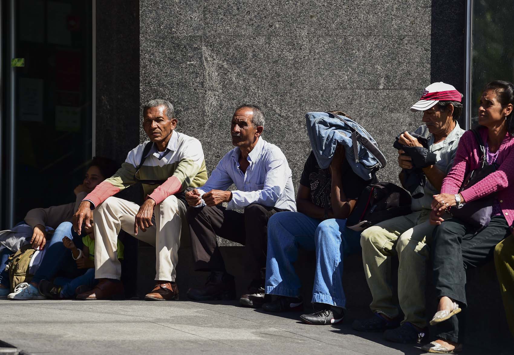 Pensionados venezolanos reciben menos de cinco dólares al mes, por debajo de Cuba