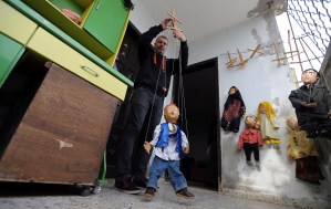 Un titiritero logra sacar risas a niños de Gaza con sus marionetas (Fotos)