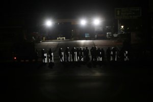 Soldados de Maduro firrr…trancando en la oscuridad el paso a Pacaraima #22Feb (FOTO)