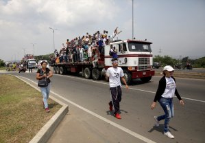 Un camión con ayuda humanitaria proveniente de Colombia logró entrar a territorio venezolano #23Feb