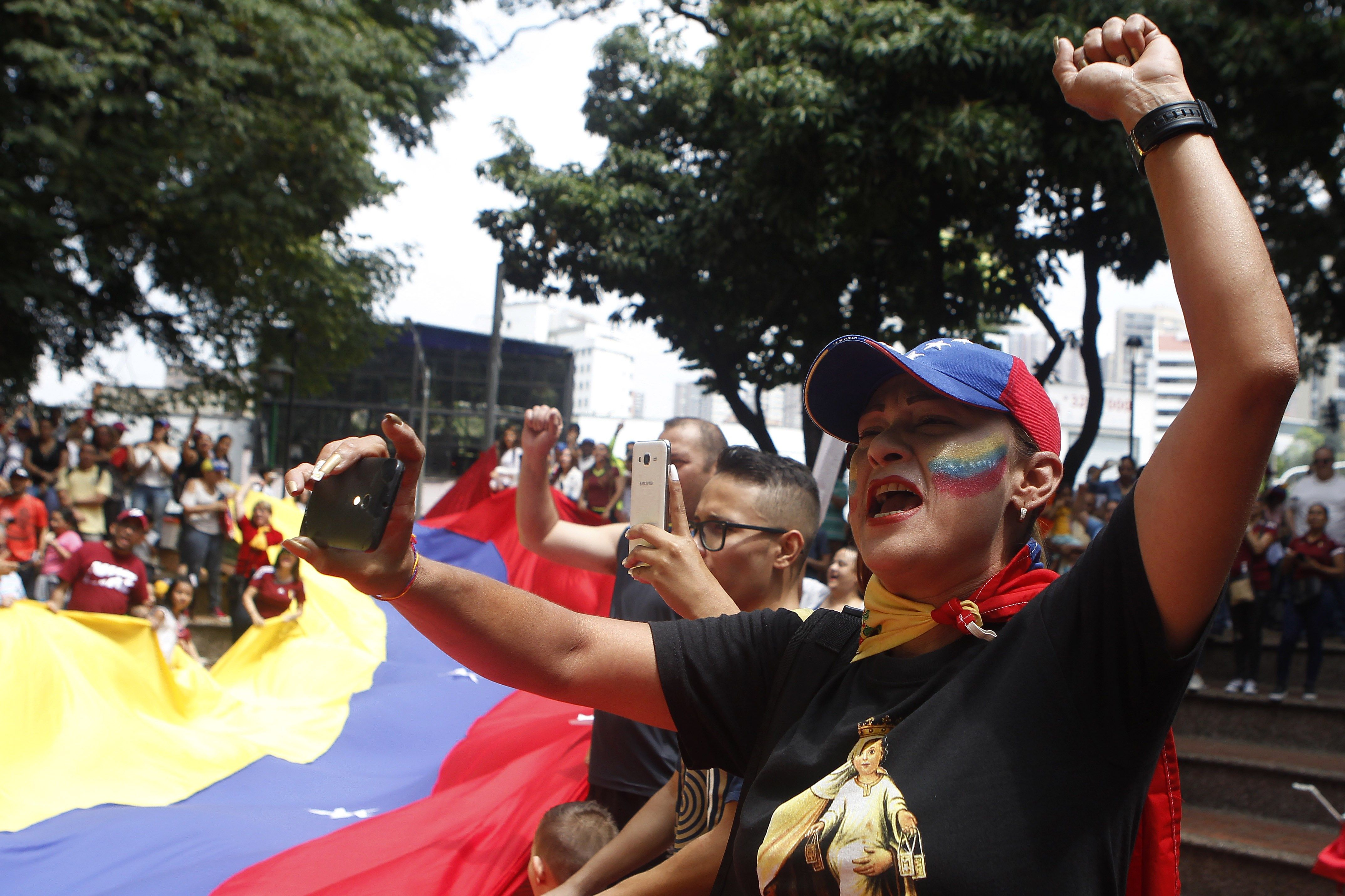 Los venezolanos apoyan en las calles colombianas a Guaidó y rechazan a Maduro