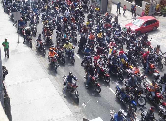 Bandas motorizadas amenazan a los vecinos de La Candelaria con entrar a las casas (FOTO)