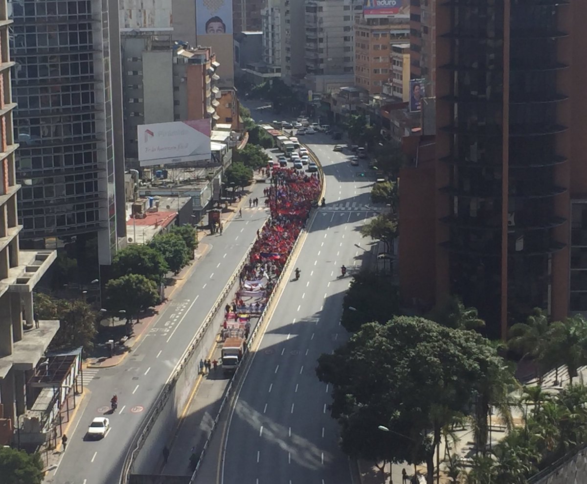 La FOTO: Lo que queda de chavistas en 20 años de saqueo pasea por la Francisco de Miranda