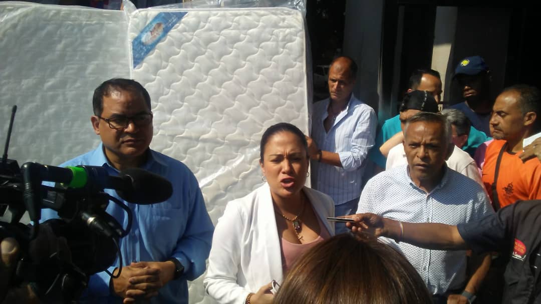 Diputados venezolanos comienzan a llegar a fronteras para recibir donaciones