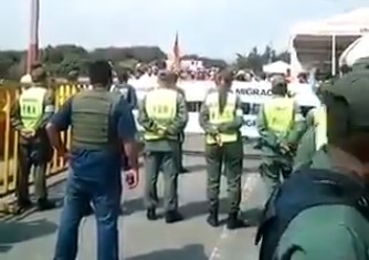 EN VIDEO: Multitud de venezolanos en el puente Simón Bolívar piden a las FA que permitan ingreso de la ayuda humanitaria