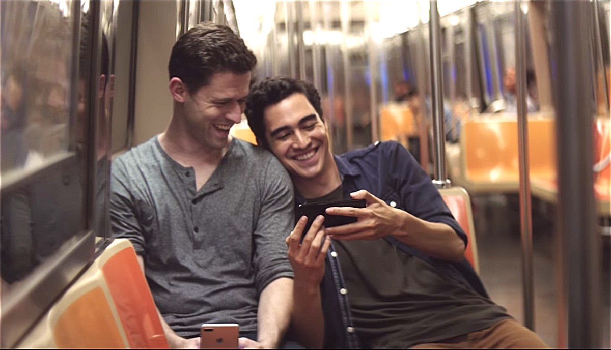 ¡Sin temor a nada! Grabaron a dos hombres teniendo sexo en el metro (VIDEO)