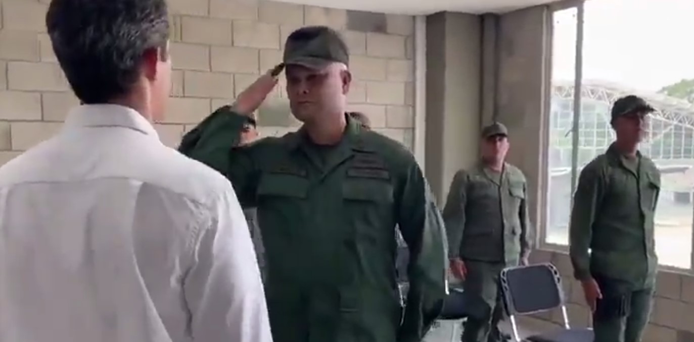 EN VIDEO: El saludo militar de los soldados apegados a la Constitución ante el presidente (E) Guaidó