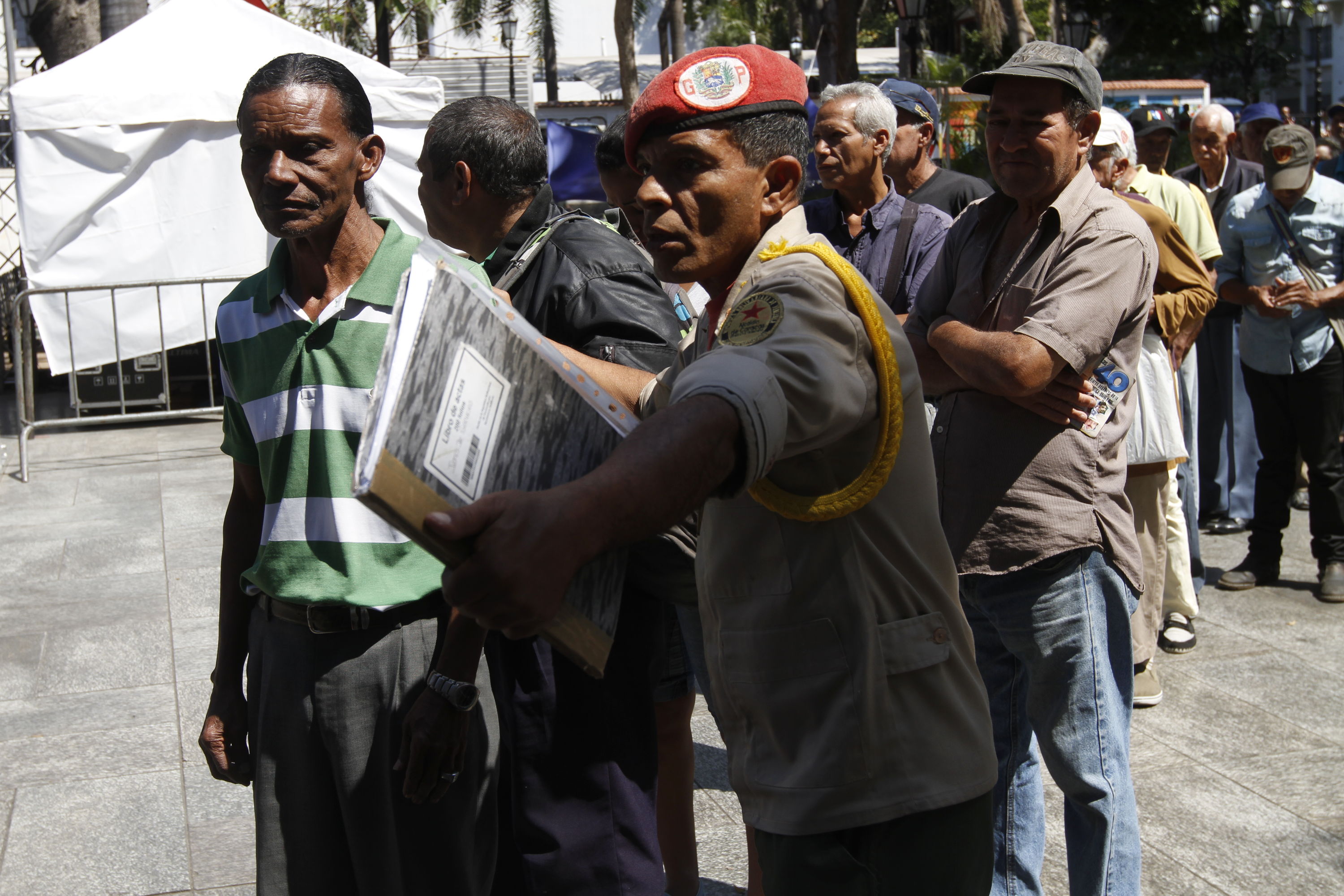 LA FOTO irónica: Llénate de alegría con estos venezolanos firmando a favor de Maduro & Co.