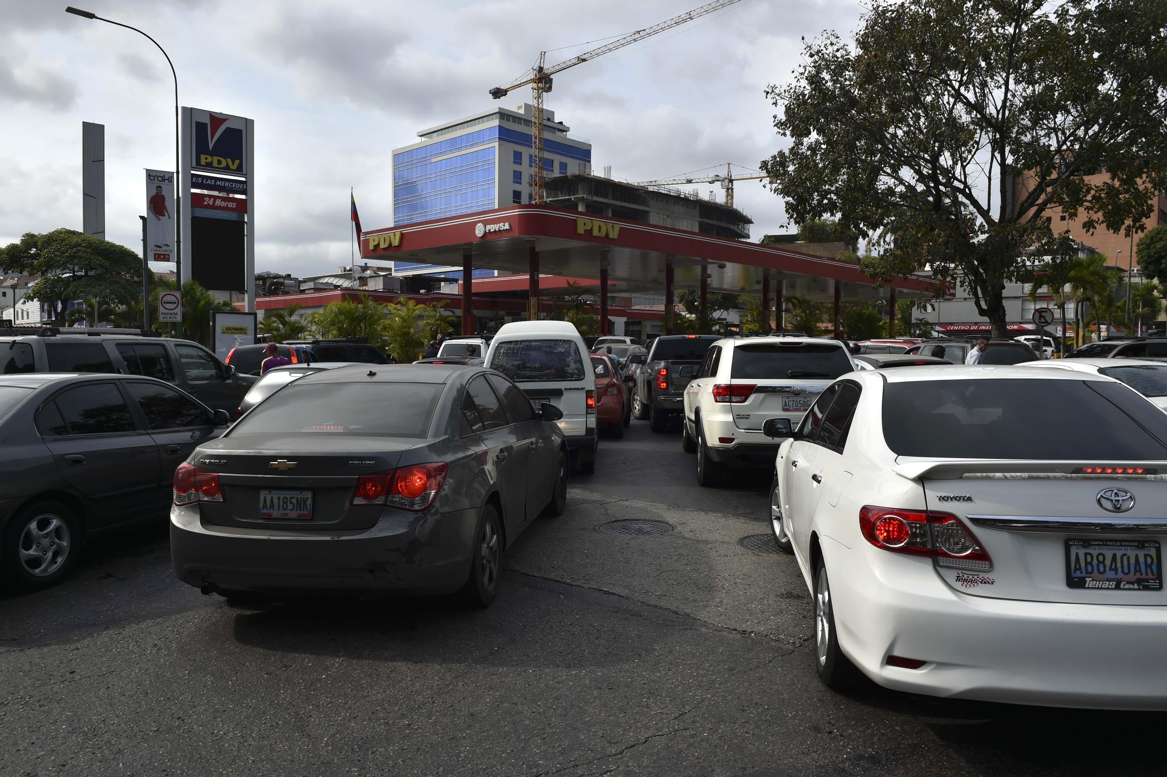 Ledezma atribuye al régimen chavista la crisis de escasez de gasolina en Venezuela