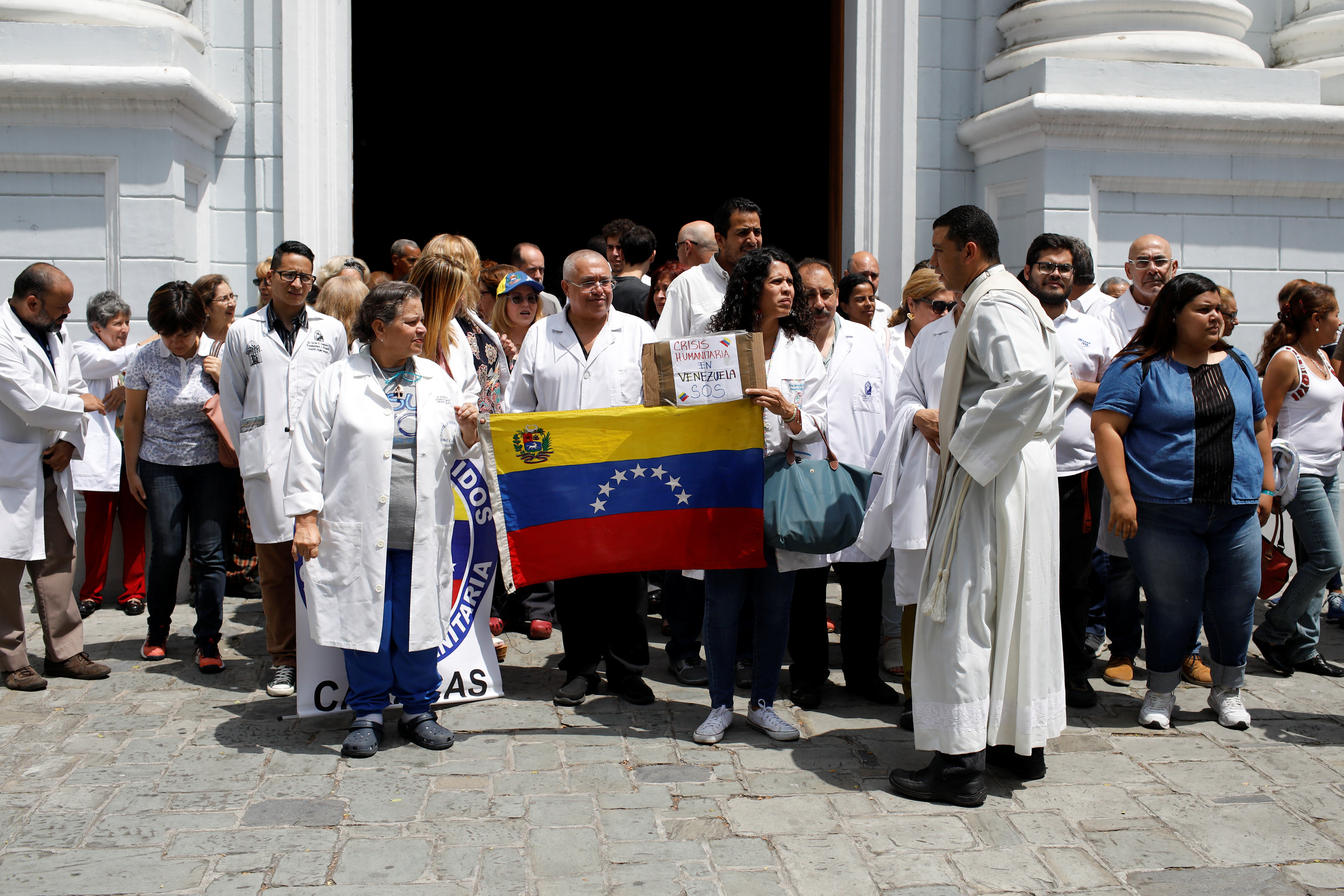 Médicos rezan por la vida de los enfermos en medio de la emergencia eléctrica