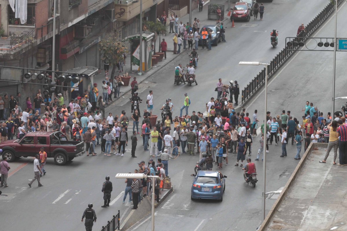 Denuncian que FAES y colectivos reprimen con armas de fuego a protestas contra apagón en Caracas