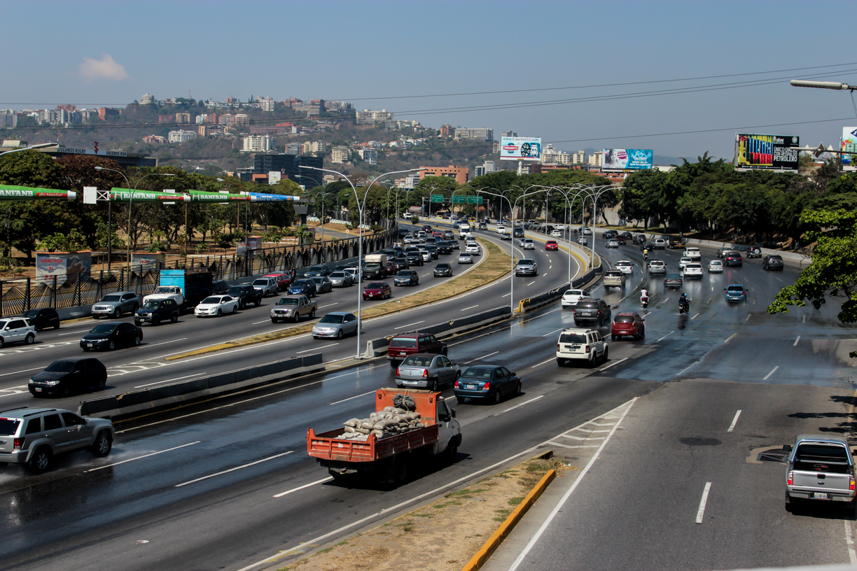 Fuerte retraso vehícular en la AFF vía oeste durante la cuarentena en Caracas (Fotos)