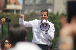 EN FOTOS: Encima de un carro y con un megáfono, Guaidó le habló a los venezolanos en la avenida Victoria