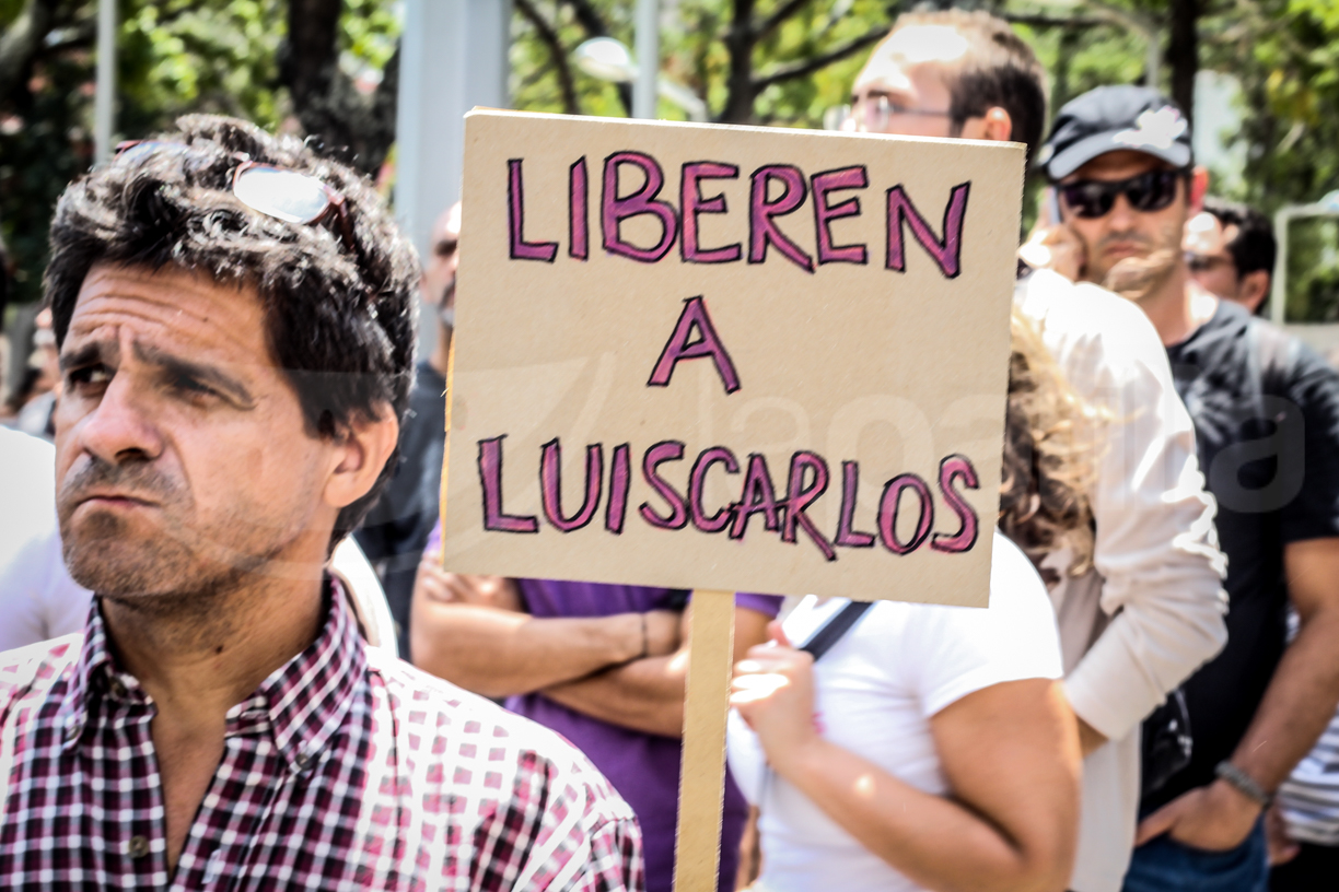 Familiares, periodistas y ciudadanos exigen liberación del periodista Luis Carlos Díaz frente a la Fiscalía #12Mar