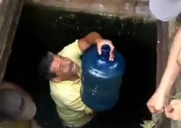 Desesperados… Los vecinos de El Cardenalito sacan agua de las alcantarillas #11Mar (video)