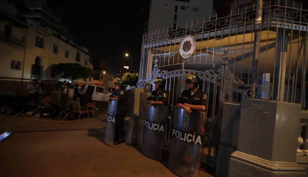 Representante de Guaidó en Perú denuncia que intentaron sacar mobiliario de la embajada (fotos y videos)
