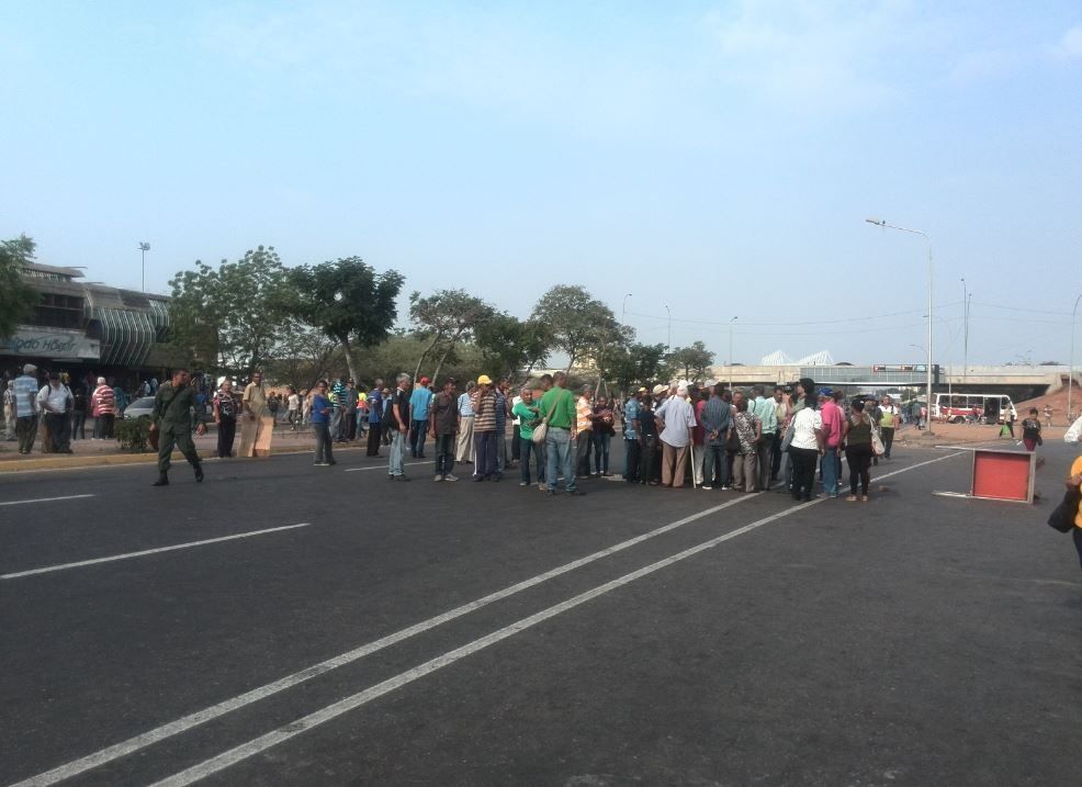 Pensionados trancan la avenida Libertador de Maracaibo para exigir su pago