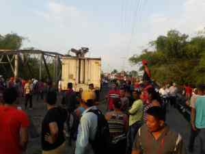 Zulianos trancaron puente sobre el Río Torondoy en Maracaibo en protesta por apagón (fotos)