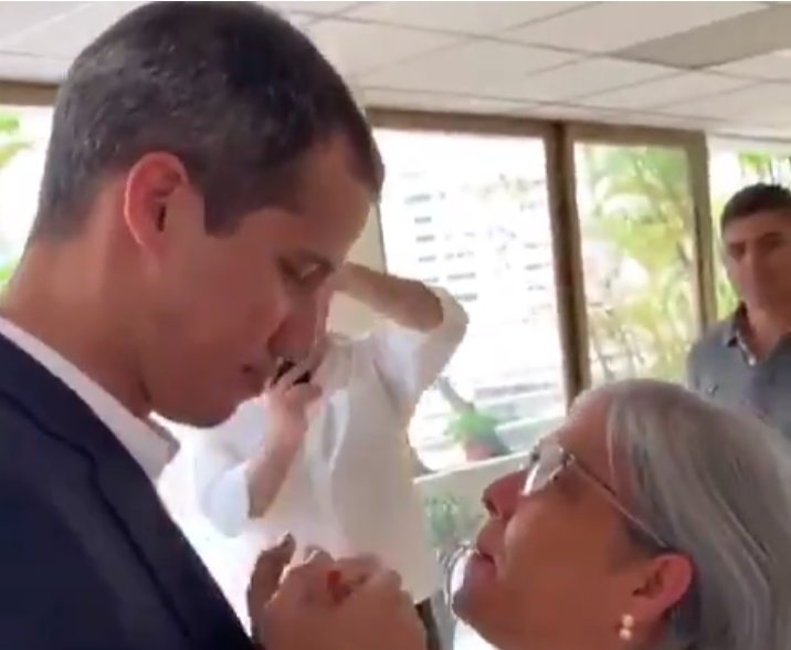 ¡Entre lágrimas! Así fue el reencuentro de Guaidó con su mamá en su llegada a Venezuela (Video)