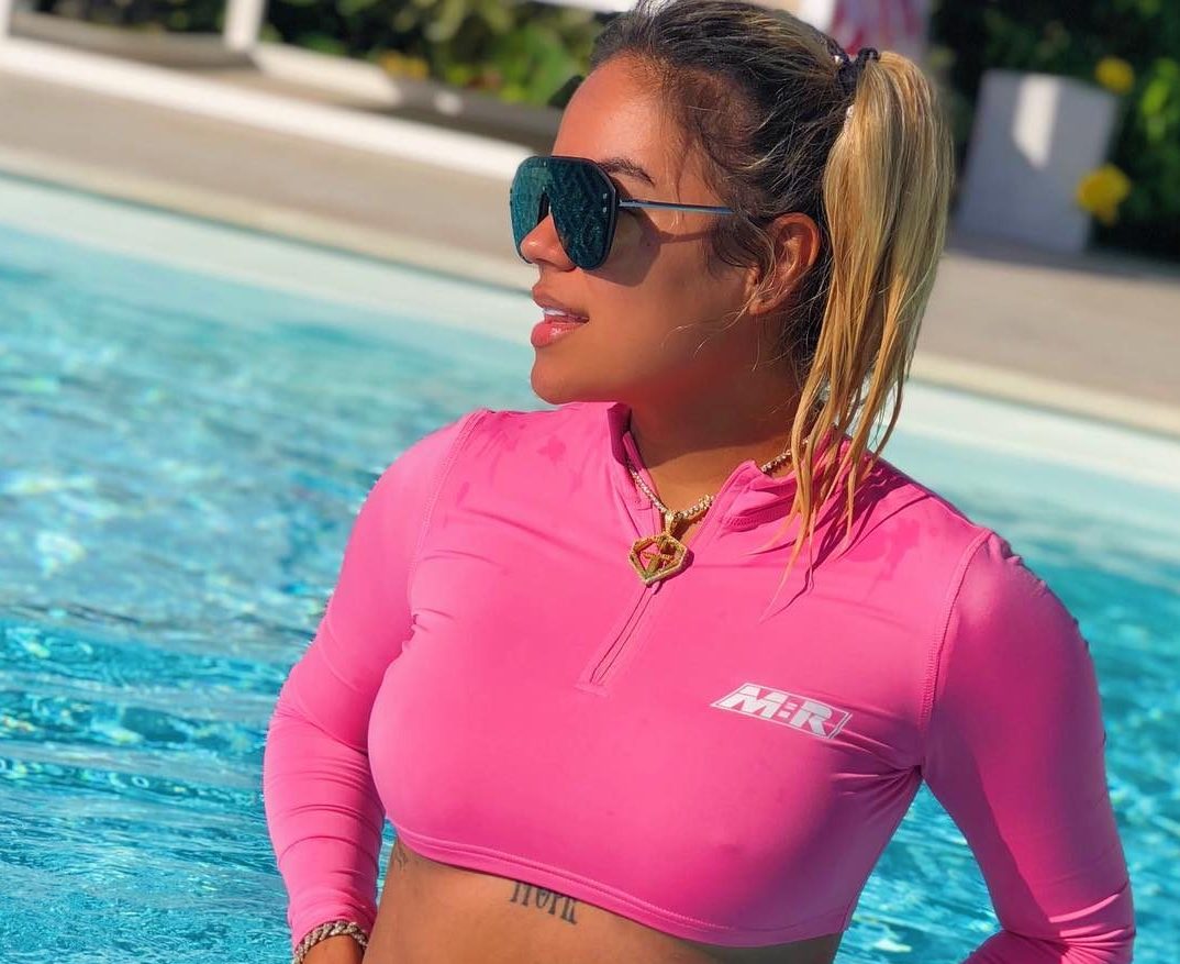 ¡Mojadita y en camisa blanca! Karol G encendió las redes sociales con este video