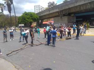 Vecinos de Caricuao protestan por tener 10 días sin agua (VIDEO) #20Abr