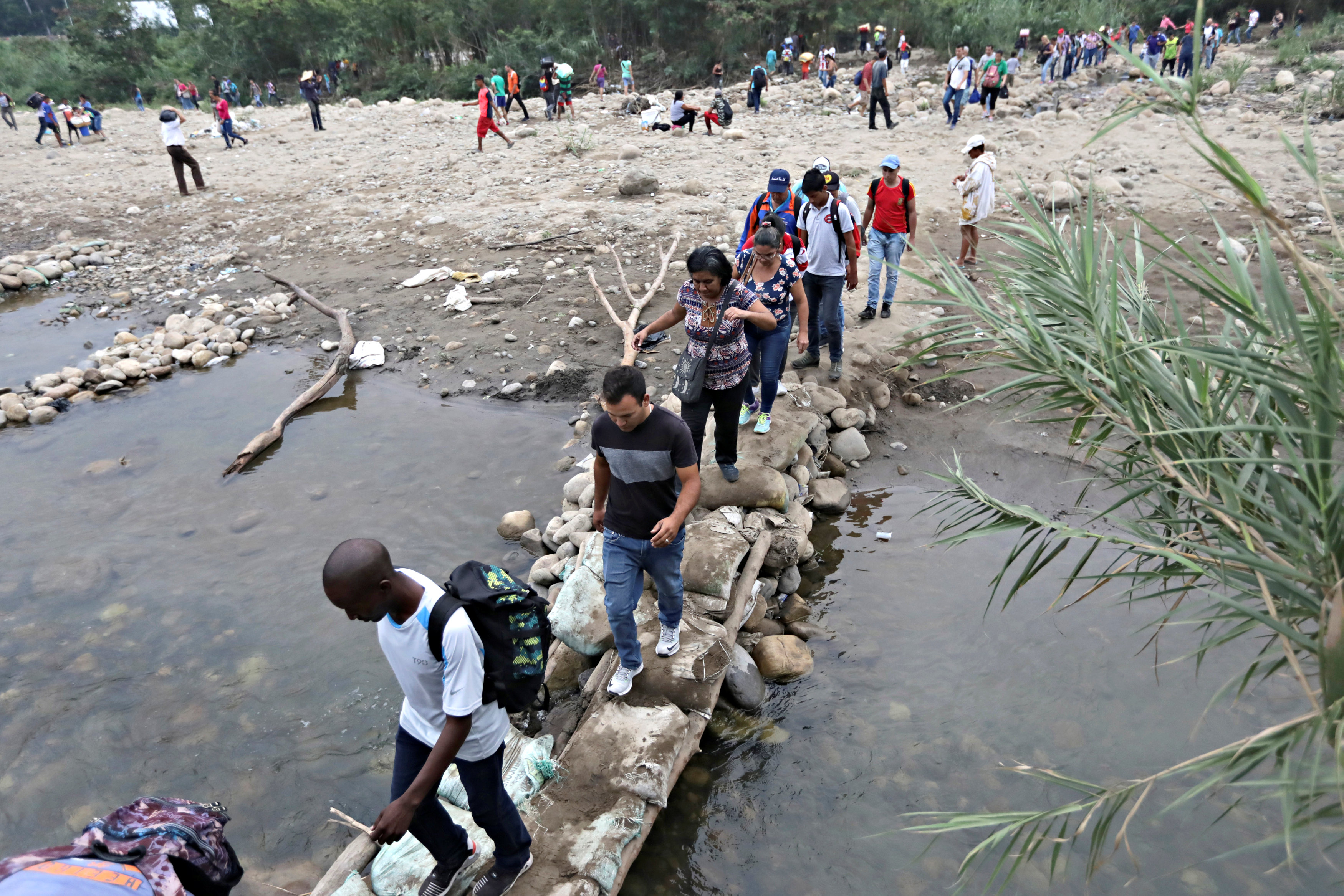 Puentes improvisados, río y selva: Venezolanos sufren una odisea para ir a Colombia (Fotos)