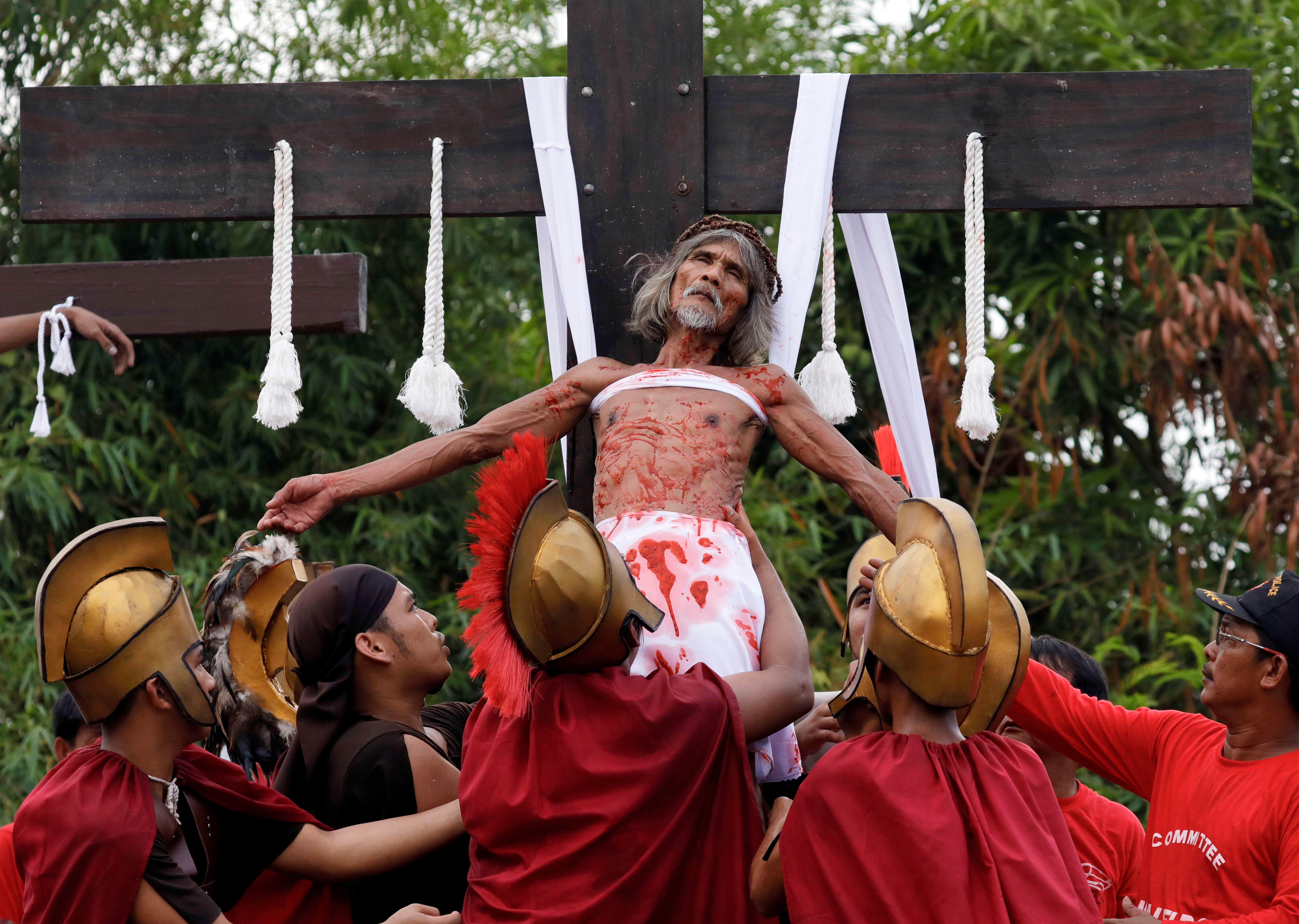 Devotos filipinos se clavan a cruces para recrear crucifixión de Jesús