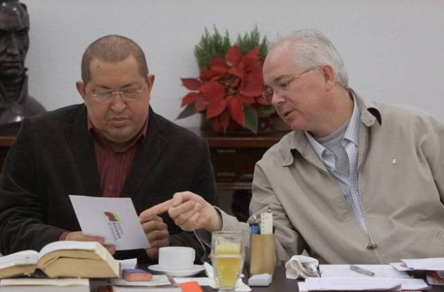 Rafael Ramírez y Hugo Chávez.(EFE)