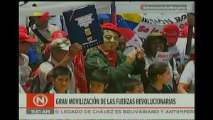 ¡No te lo pierdas! Ahora no es el Chávez de cartón, sino el Chávez cara de goma (FOTO)