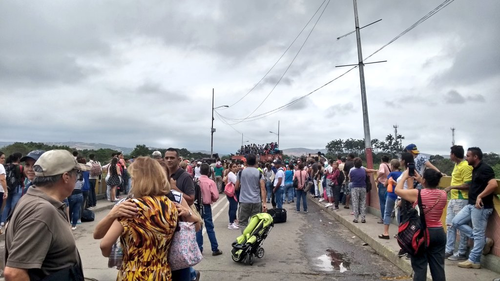 Venezolanos escalan los containers colocados por el régimen y cruzan hacia Colombia (video)