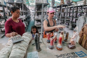 La peregrinación de una venezolana para vender estatuas religiosas en Colombia