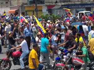 Vecinos de Cagua en la calle apoyando movimiento cívico-militar de Guaidó #30Abr (Fotos)
