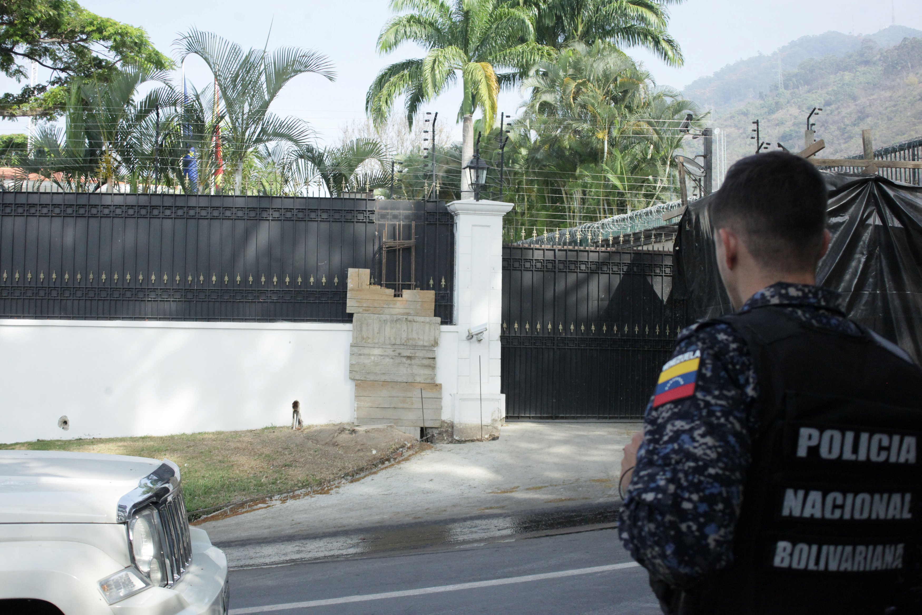 Sebin “espera” a Leopoldo López en las afueras de la embajada de España