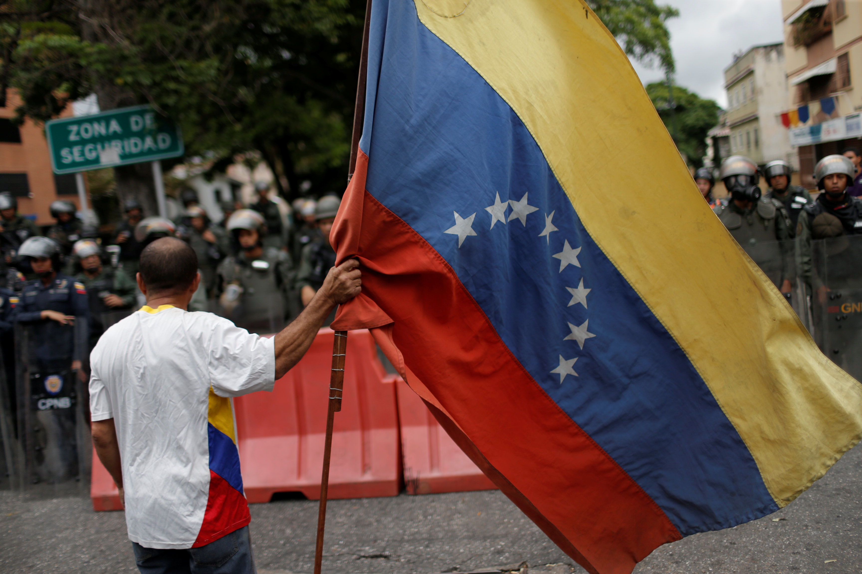 Venezolanos piden en los cuarteles que cese el apoyo militar a Maduro (FOTOS)