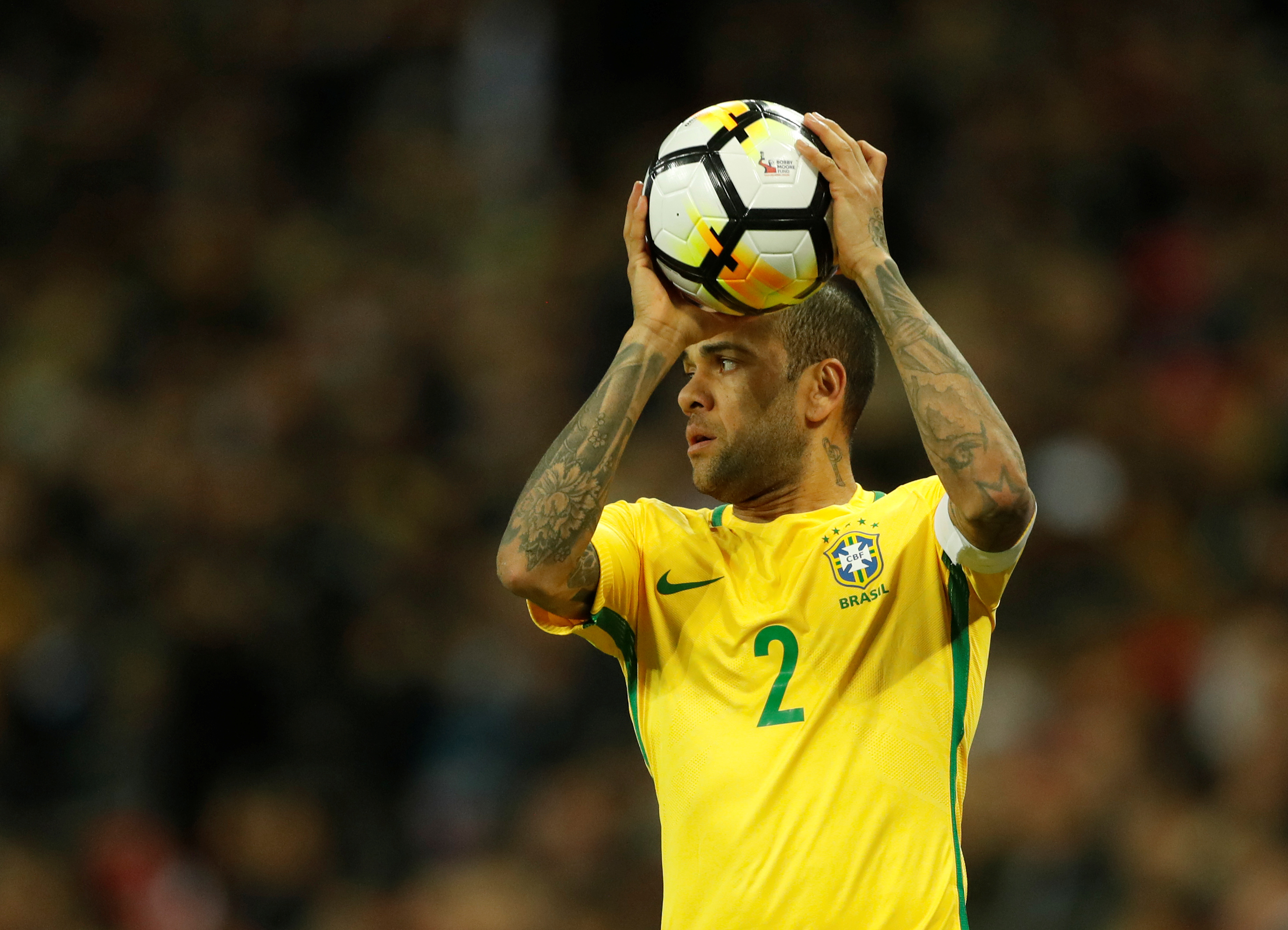 Dani Alves reemplazará a Neymar como capitán de Brasil en la Copa América